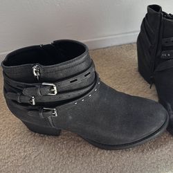 10 cash size 9 khols boots near AV College