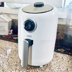 DASH Compact Air Fryer 2 Qt -White with Instruction Manual and Recipe Guide # DCA150