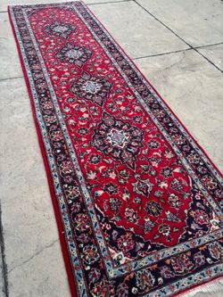 Beautiful Vintage area rug 32 x 115“ good condition