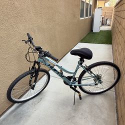 🚲 Huffy Rock Creek 26” Mountain Bike – Like New + Helmet Included