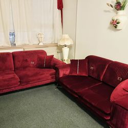 BURGUNDY LOVE SEAT COUCHES