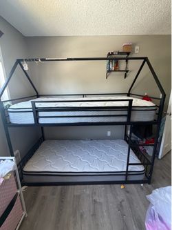 Twin bunk bed