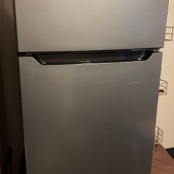 Hisense Mini refrigerator 