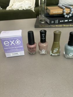 Wet n Wild Nail 4 Color Polish Set With Eco Remover Wipes 10 Wipes Per Box