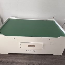 Melissa & Doug deluxe wooden table