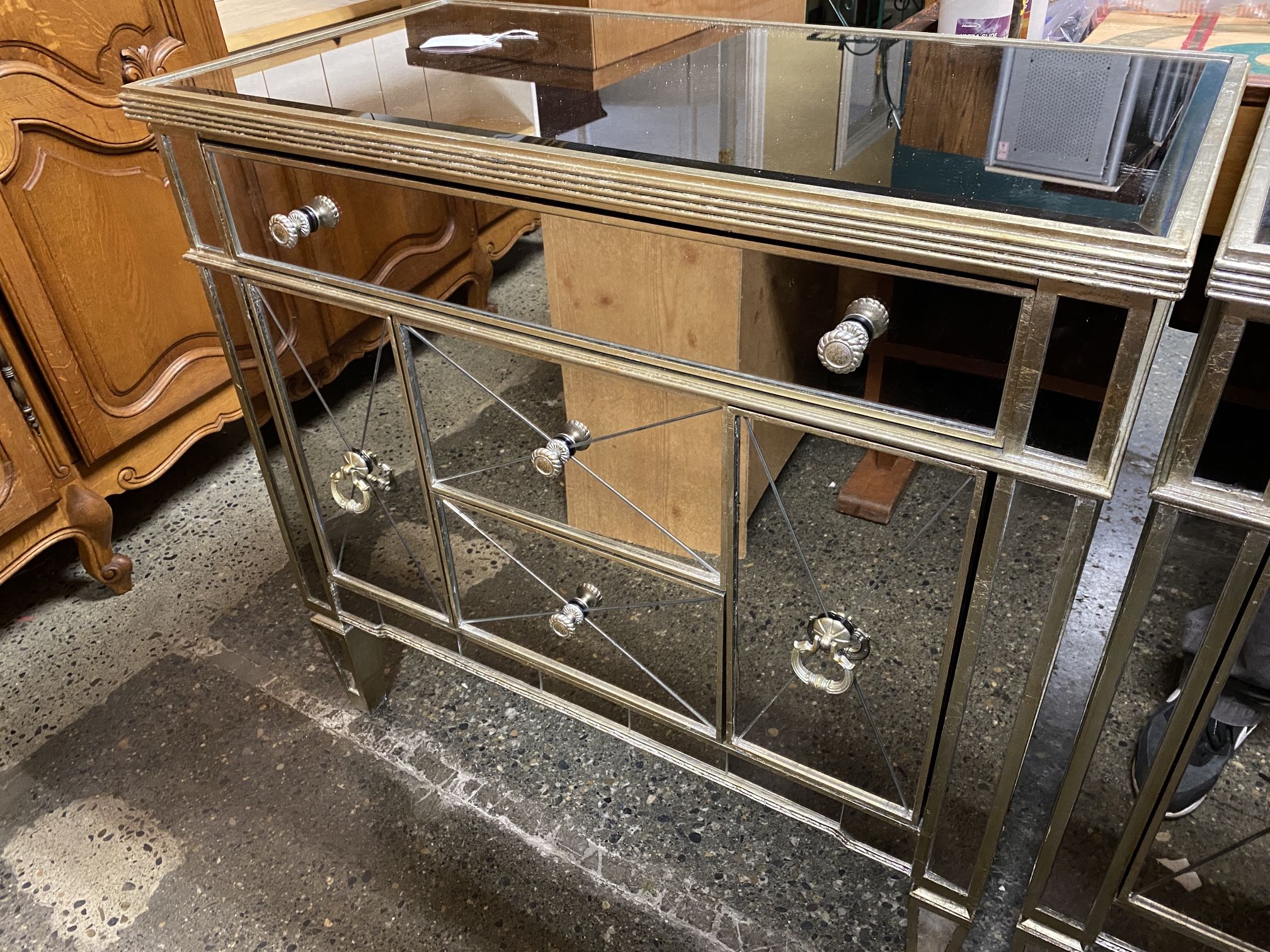 ZHONG SHUN WOOD ART CO. Mirrored Table Dresser