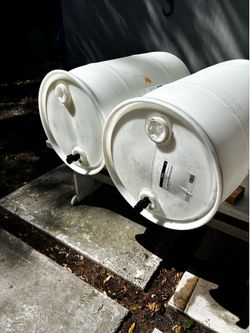 Barriles plásticos de 30 galones con llave de paso.  Plastic barriers  30 gallons with valves