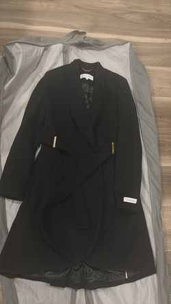 Women's coat with detachable fur collar