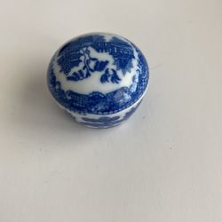  Hand painted  Chinese Ceramic Pill/Trinket Box