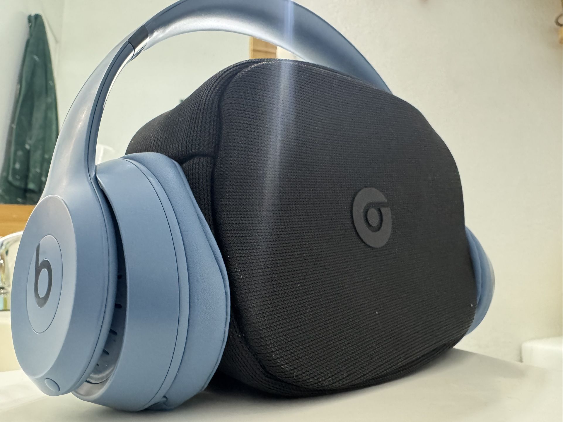 BEATS SOLO 4 + Charger And Case