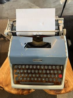 Vintage Olivetti Underwood Model 21 Typewriter 