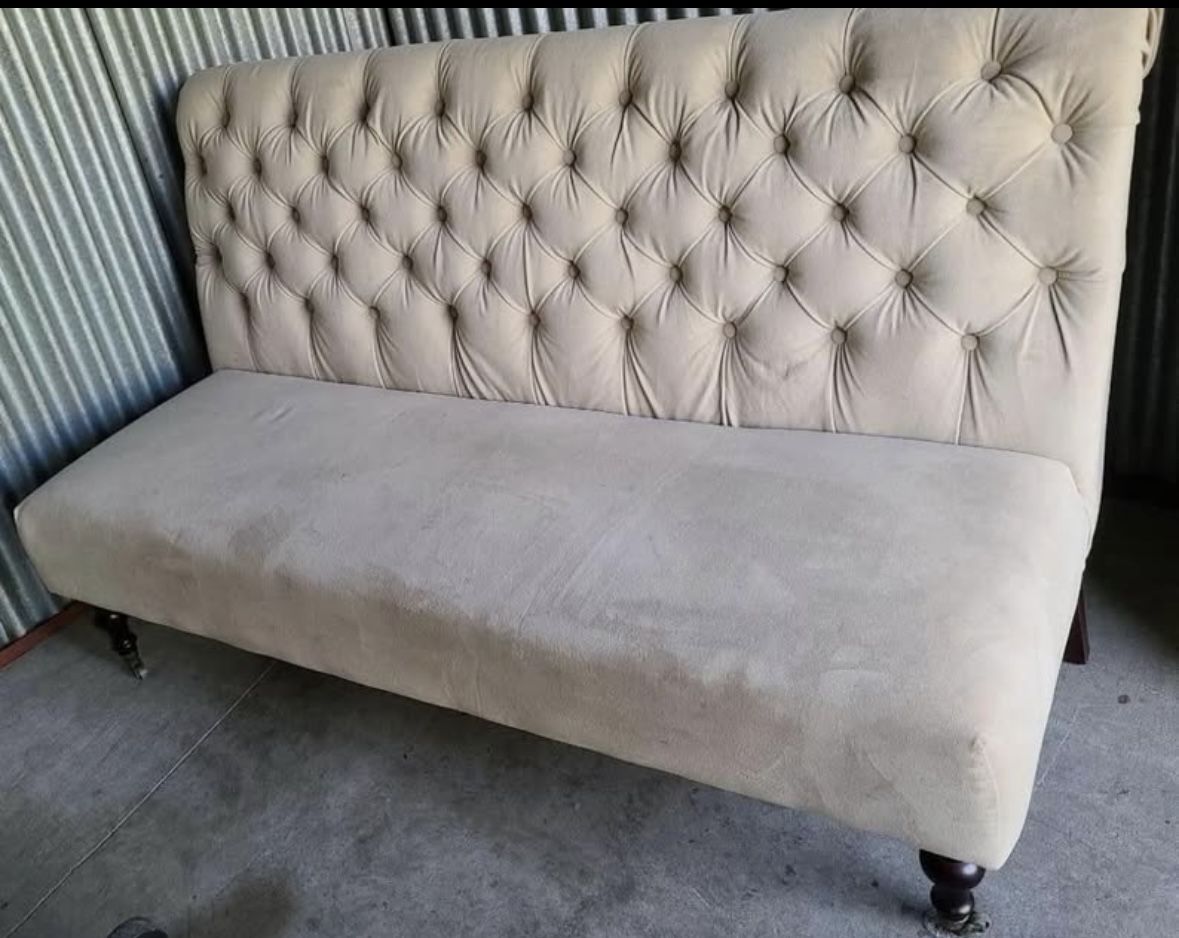 Farmhouse Tufted Loveseat
