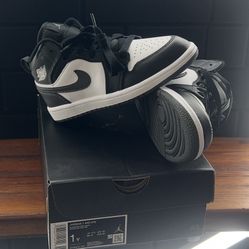 Jordan 1 Mid  Size 1