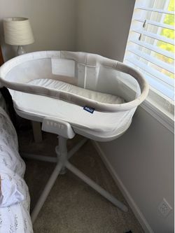 Halo swivel bassinet