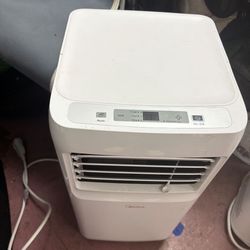 LOW PRICE MOVING- MIDEA $520 retail AIR CONDITIONER