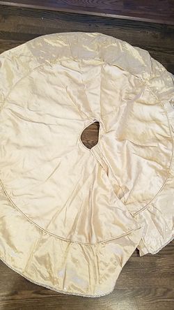 Gold tree skirt