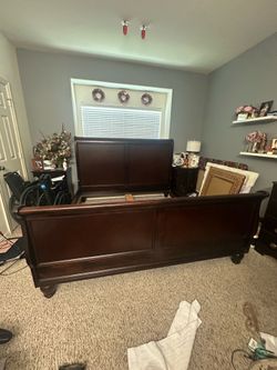Dark Wood Queen Bed Frame – Great Condition
