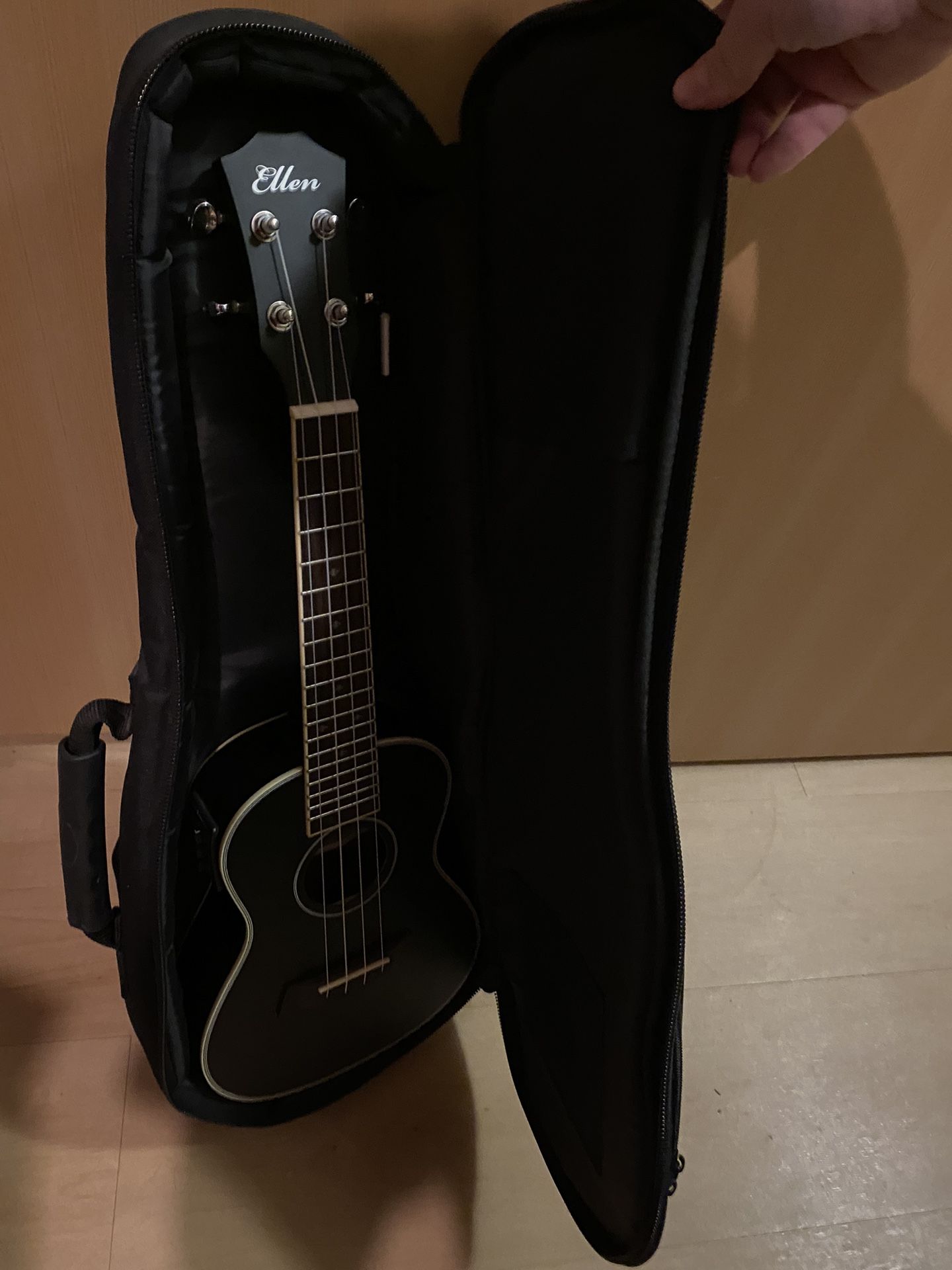 Ellen top electric ukulele