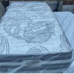 Simmons Beautyrest Twin Size XL Mattress (Mattress Only)