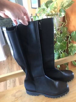 Donald Pliner black leather woman’s boots size 9