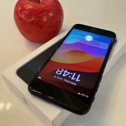 Gorgeous iPhone SE 3rd Gen 64GB UNLOCKED + GENUINE CHARGER FIRM