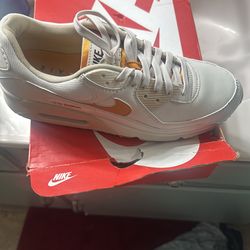 Air Max 90 SE  Men’s size 9.5/ Woman size 11