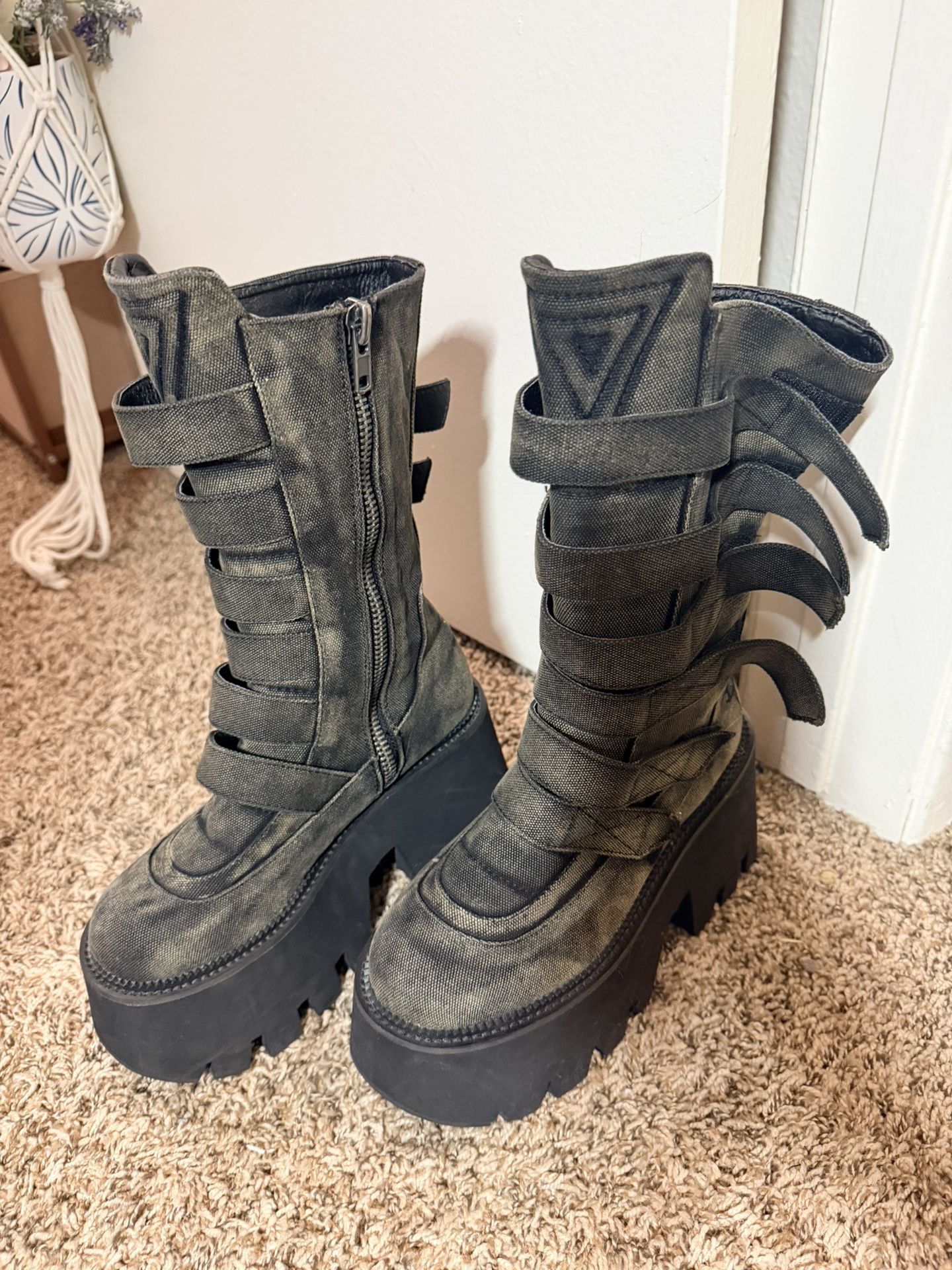 Size 7 Darker Wavs Dollskill Boots
