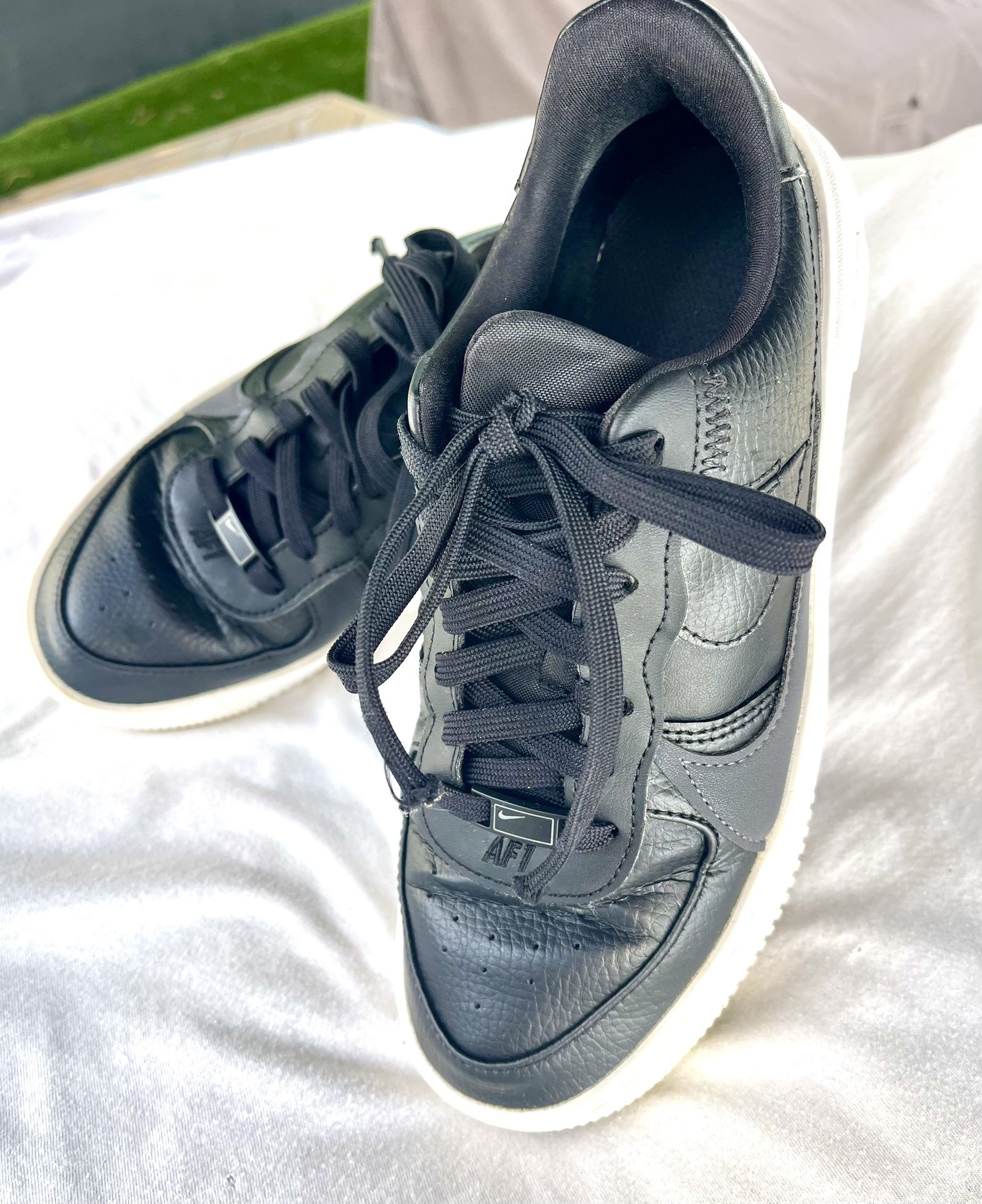 NIKE Airforce 1 - Womens size 8