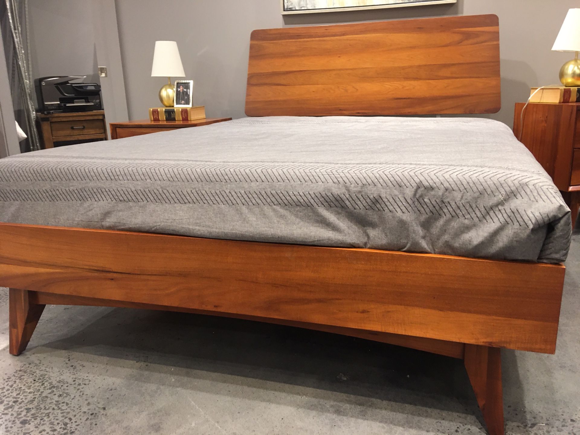 New mid century Queen size 6 pc bedroom set, floor model