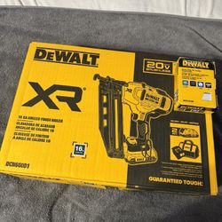 Dewalt 20V MAX XR 16-Gauge Electric Cordless Angled Finishing Nailer Kit