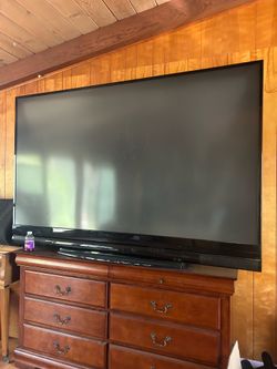 85 in Giant Screen Mitsubishi Tv