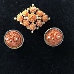 Vintage costume jewelry gold metal set that includes diamond shape brooch & clip back round earrings with faux coral beads & faux white pearls.