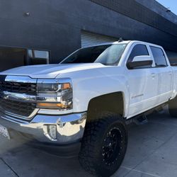 2016 Chevrolet Silverado 1500 Crew Cab – Lifted & Clean! 