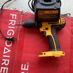 Dewalt 18 Volt Drill With Charger