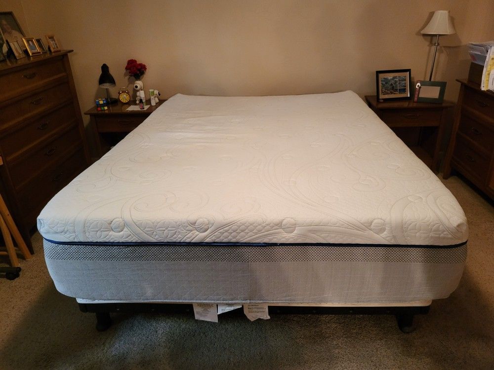Novaform Innocor Comfort Queen Size Mattress for Sale in Clovis, CA