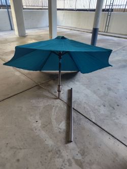 Outdoor patio umbrella