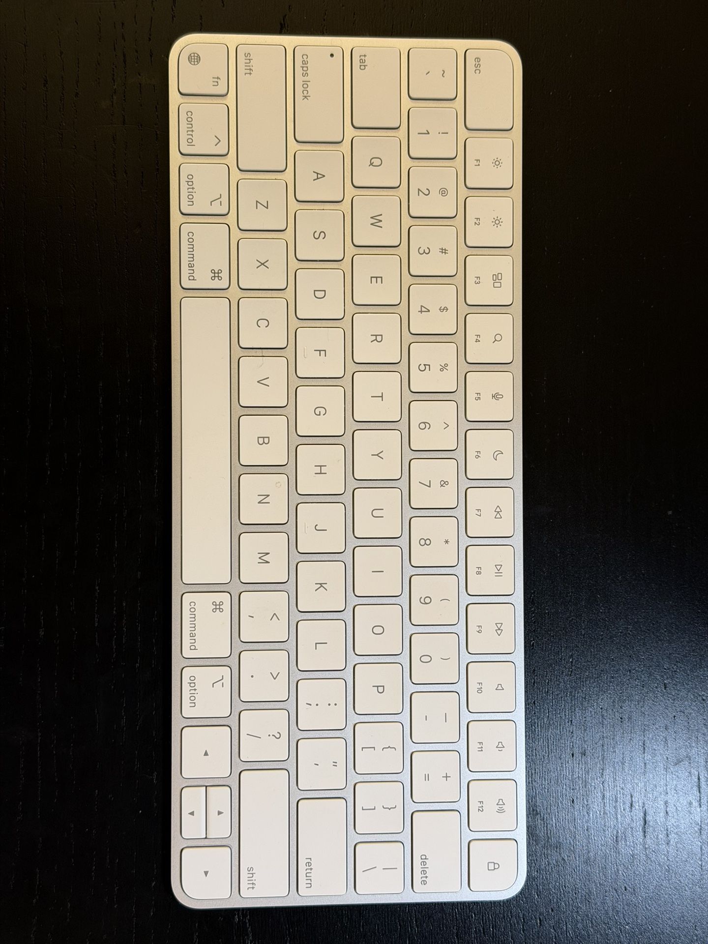 Apple Magic Keyboard (Lightning) – Excellent Condition