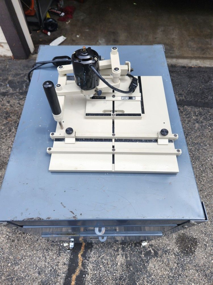 Scott SM100B pantograph engraver with partial font sets.