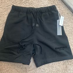 Black essential shorts
