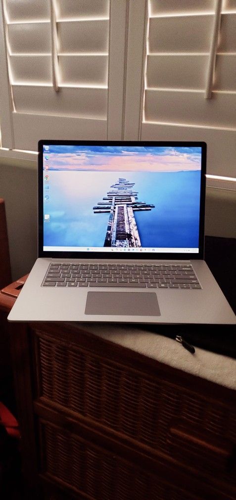 Microsoft Surface Laptop 4 15in Touchscreen AMD Ryzen 7, 8gb memory 256gb SSD