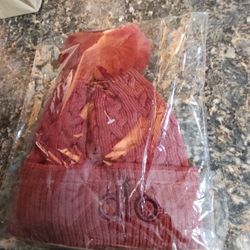 Women's Alo Beanie Hat Insulated  Burgundy 