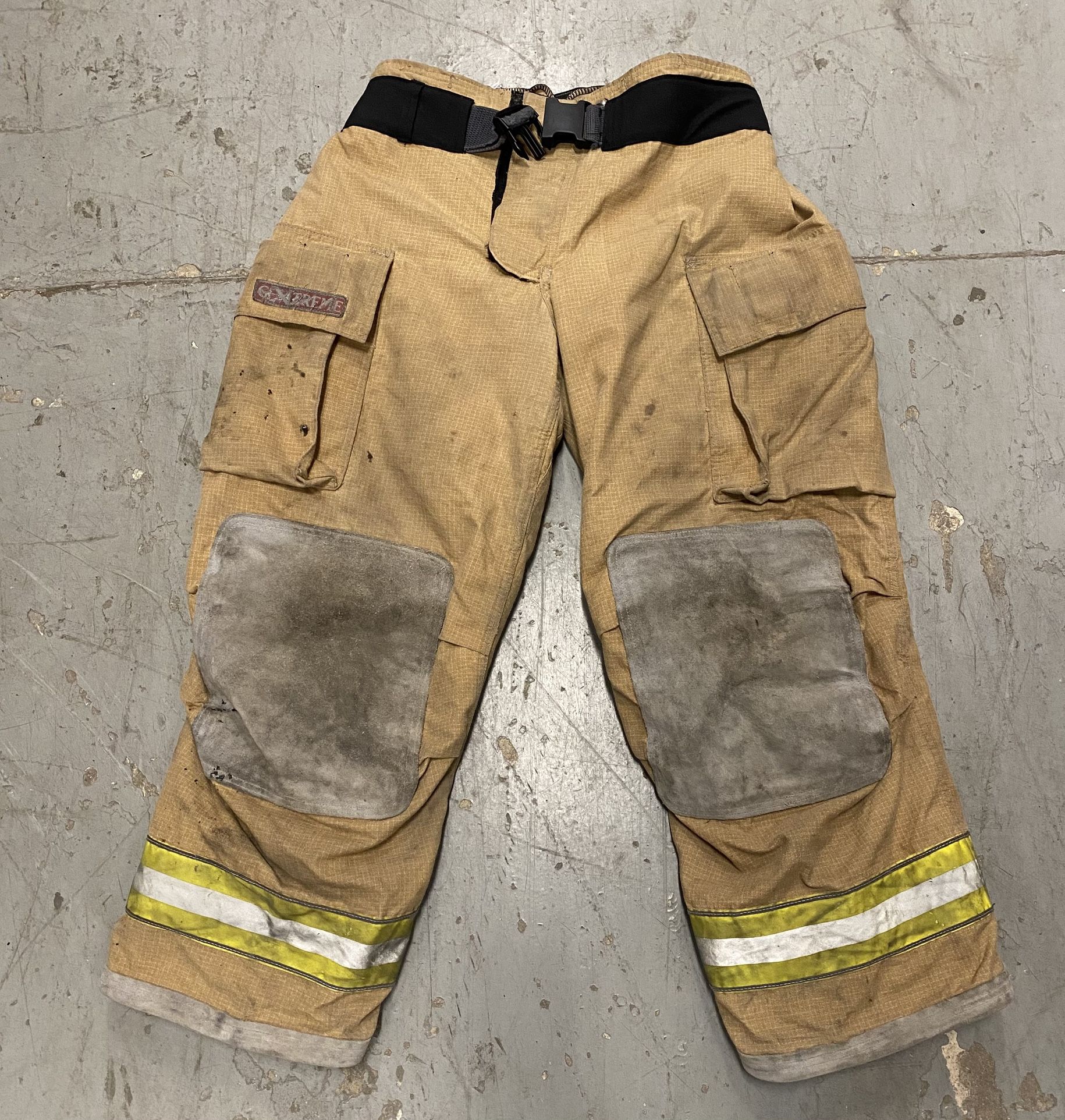 38”x30” GLOBE Firefighter Turnout Pants with Suede Leather Knees. Style Hurley.  Good pre-owned condition. Details on tag in last photo.  Great as sno