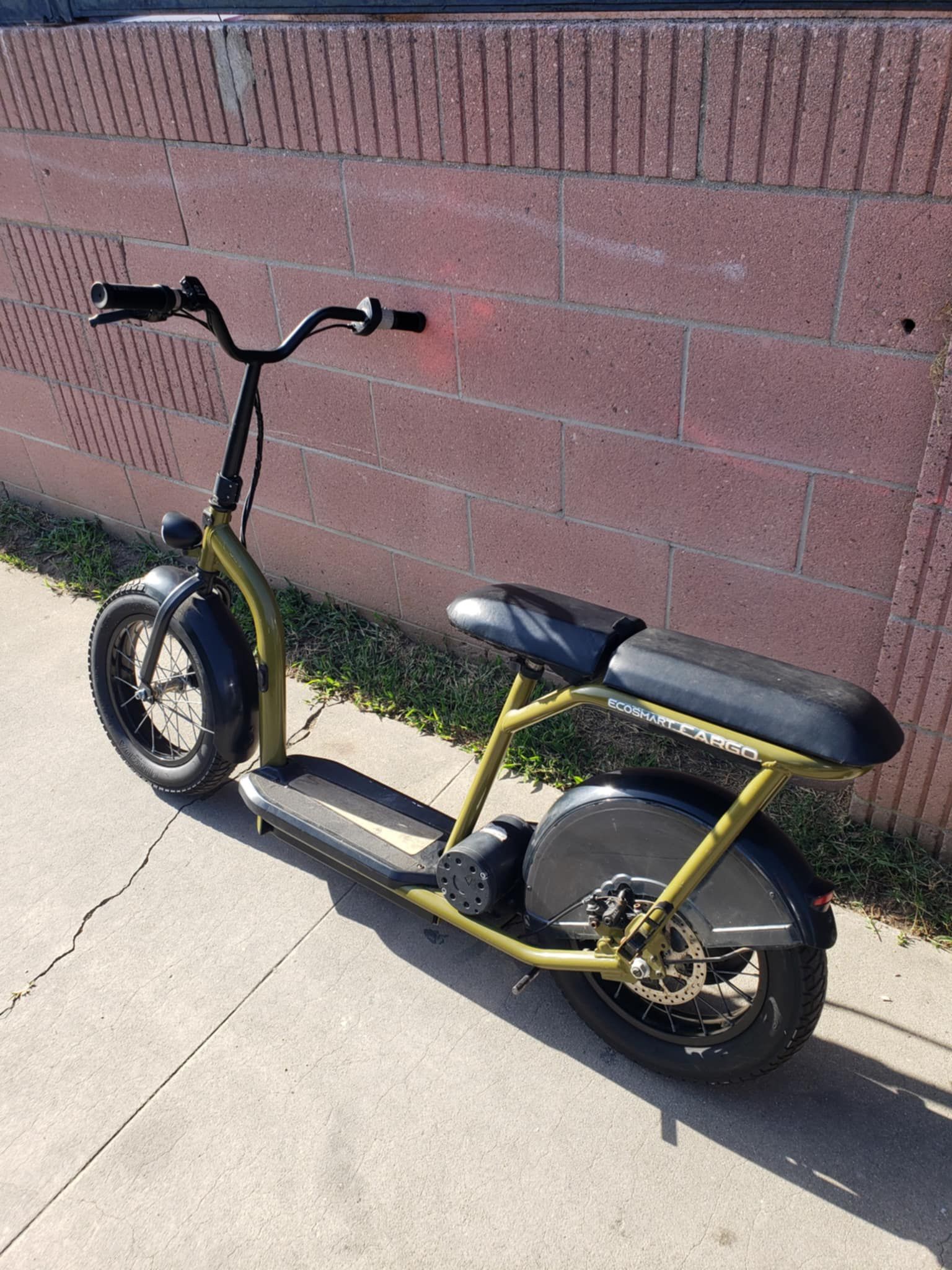 Electric scooter for Big Boys Only has Powerfully TORQUE up hills. Speed 20mph 30miles range electric bike e-bike ebike 3 month old cost $1500! Now fo