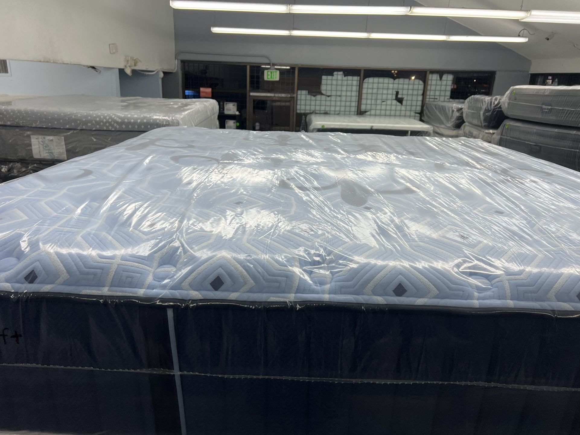 KING SIZE STEARNS & FOSTER ESTATE (SOFT) MATTRESS & BOX SPRINGS BED SET