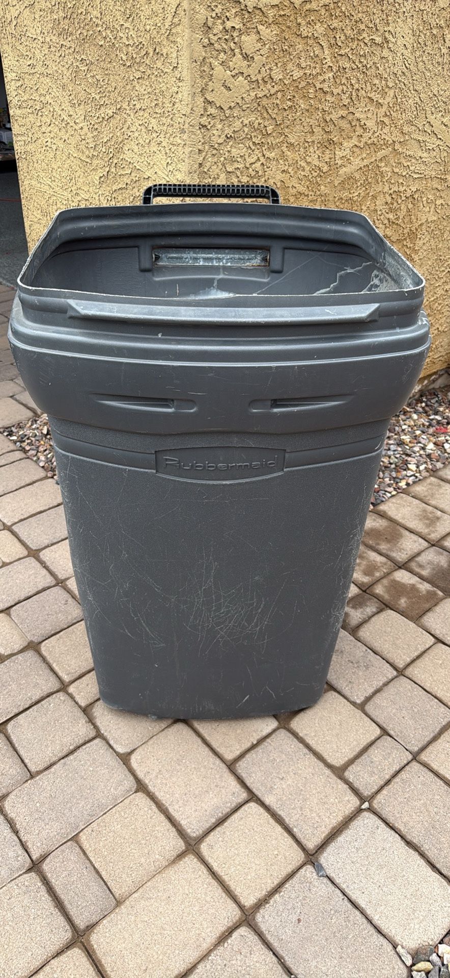 Rubbermaid Roughneck 32-gallon wheeled trash can (no lid)