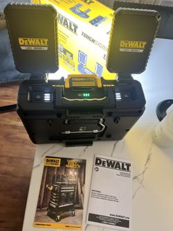 Adjustable Work Light Dewalt ( Tool Only )