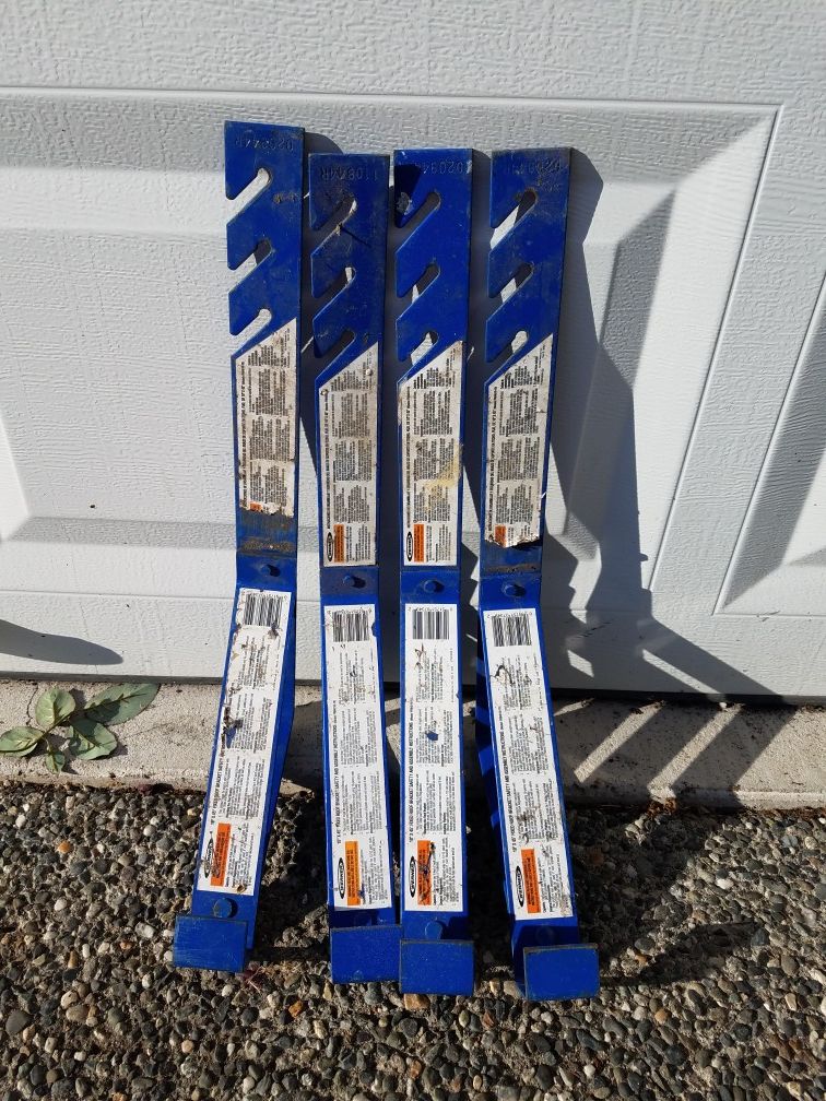 Roof bracket