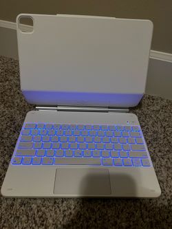 Keyboard case for Apple iPad Air 13”. ESR