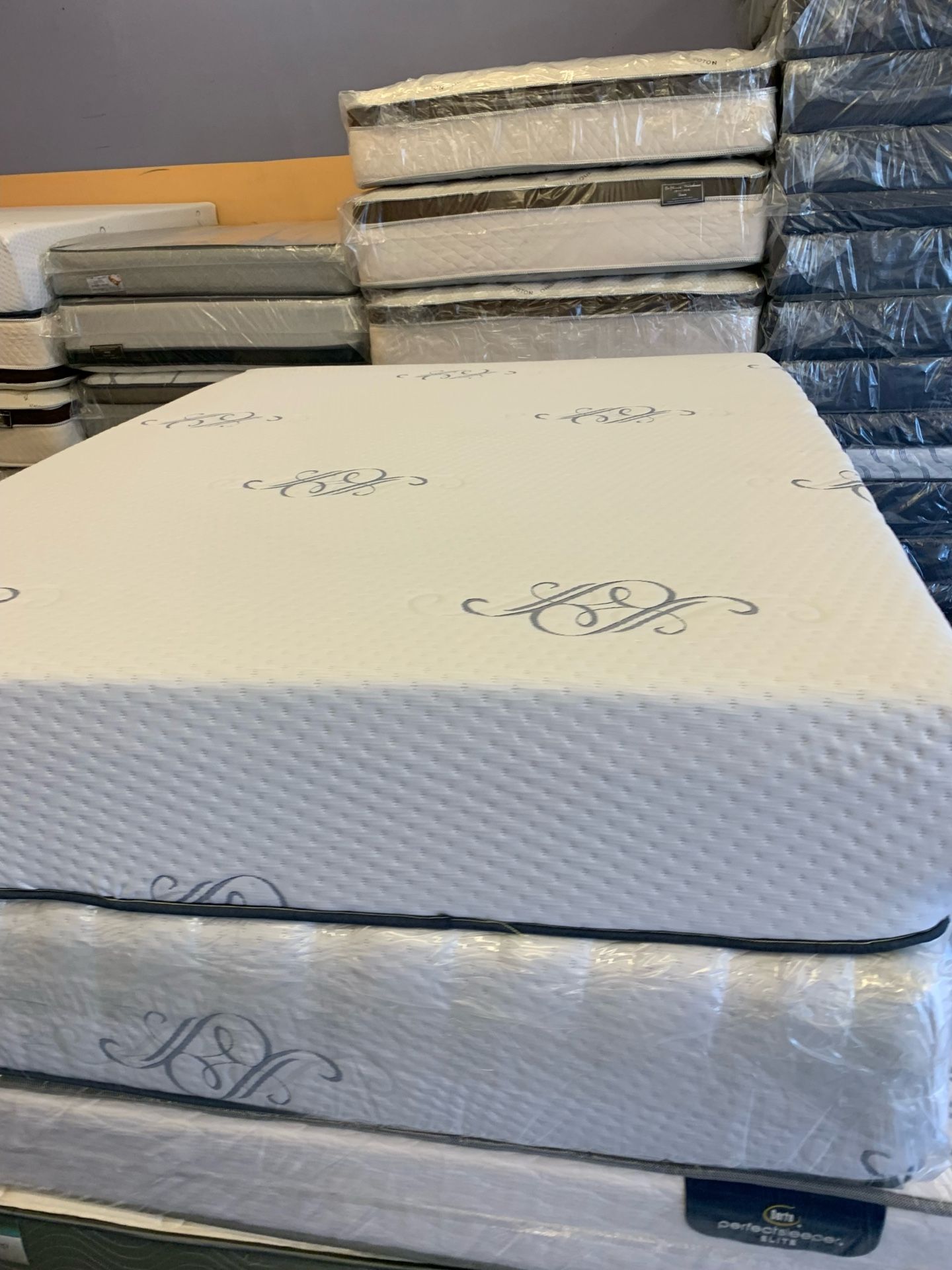 ?BRAND NEW MATTRESSES? BEST PRICES IN TOWN ?? GREAT QUALITY ? ALL SIZES AVAILABLE ? MEMORY FOAM ? PILLOW-TOP? REGULAR? WARRANTY AND FREE LOCA