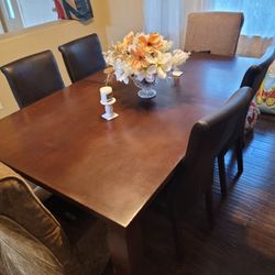 BEAUTIFUL Diningroom Table